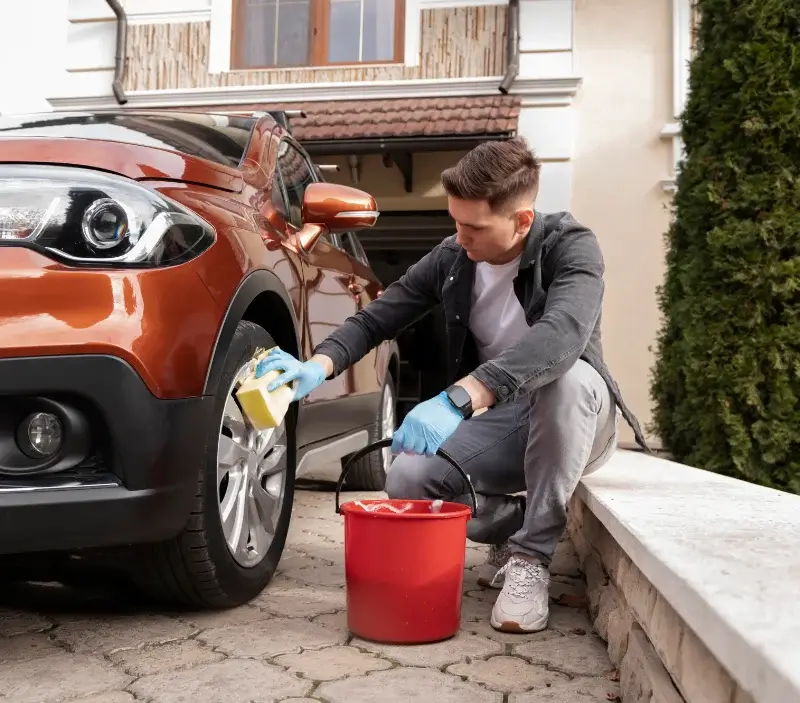 Lavage auto à domicile Estandeuil : professionnel intervenant sur un véhicule